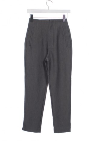 Γυναικείο παντελόνι Stradivarius, Μέγεθος XS, Χρώμα Γκρί, Τιμή 15,00 €