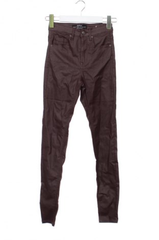 Дамски панталон Stradivarius, Размер XXS, Цвят Кафяв, Цена 46,00 лв.