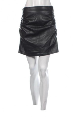 Кожена пола Reserved, Размер M, Цвят Черен, Цена 12,99 лв.