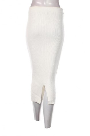 Пола Bershka, Размер S, Цвят Бял, Цена 15,99 лв.