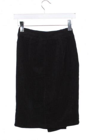 Пола Bershka, Размер XS, Цвят Черен, Цена 19,00 лв.