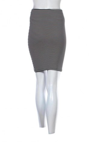 Пола Bershka, Размер S, Цвят Многоцветен, Цена 17,99 лв.