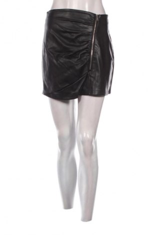 Пола Bershka, Размер S, Цвят Черен, Цена 17,99 лв.