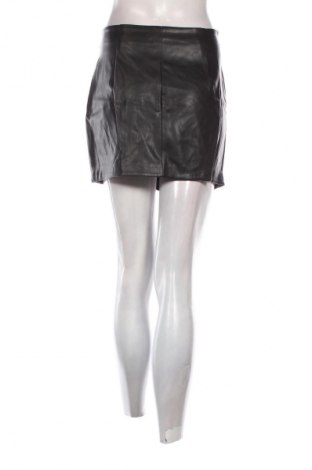 Пола Bershka, Размер S, Цвят Черен, Цена 17,99 лв.