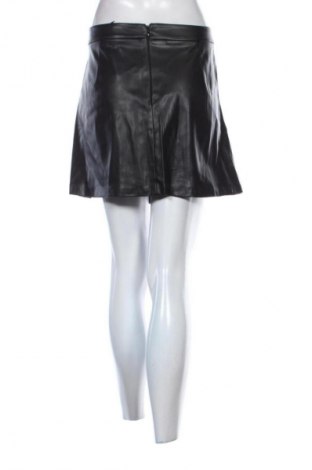 Пола Bershka, Размер XL, Цвят Черен, Цена 19,00 лв.