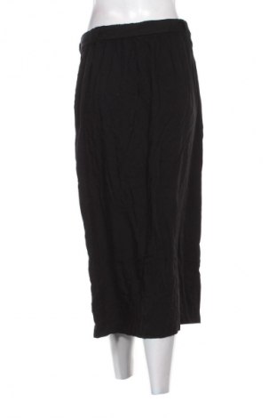 Пола C&A, Размер L, Цвят Черен, Цена 31,99 лв.