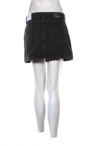 Пола Stradivarius, Размер M, Цвят Черен, Цена 48,42 лв.