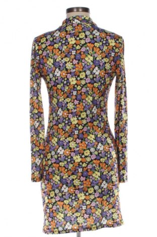 Рокля Bershka, Размер L, Цвят Многоцветен, Цена 47,88 лв.