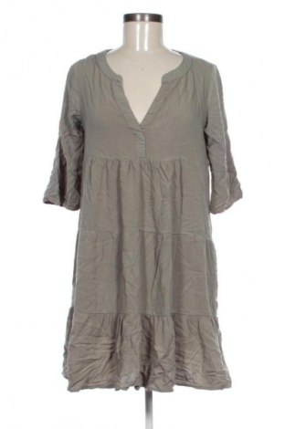 Kleid Essentials, Größe M, Farbe Grün, Preis 20,00 €