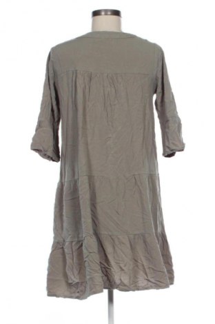 Kleid Essentials, Größe M, Farbe Grün, Preis 20,00 €