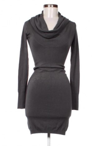 Рокля Guess, Размер XS, Цвят Сив, Цена 144,51 лв.