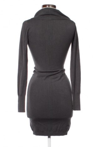 Рокля Guess, Размер XS, Цвят Сив, Цена 144,51 лв.