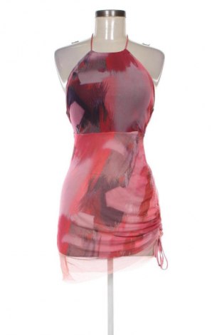 Рокля Pretty Little Thing, Размер XXS, Цвят Многоцветен, Цена 49,99 лв.