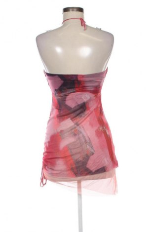 Рокля Pretty Little Thing, Размер XXS, Цвят Многоцветен, Цена 49,99 лв.