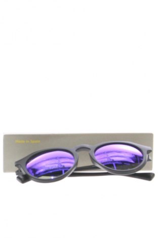 Слънчеви очила Hawkers, Цвят Черен, Цена 77,99 лв.