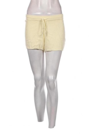 Дамски къс панталон Bershka, Размер M, Цвят Жълт, Цена 8,99 лв.