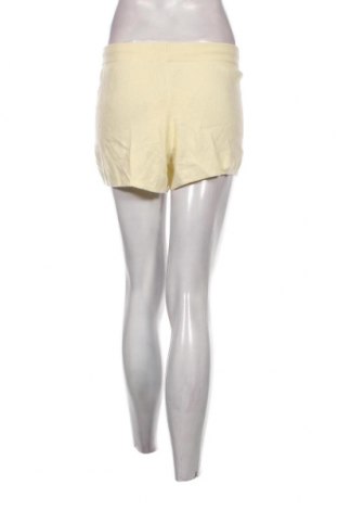 Дамски къс панталон Bershka, Размер M, Цвят Жълт, Цена 8,99 лв.