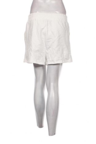 Γυναικείο κοντό παντελόνι Love & Other Things, Μέγεθος L, Χρώμα Λευκό, Τιμή 6,31 €