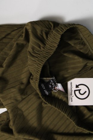 Дамски къс панталон NIGHT ADDICT, Размер M, Цвят Зелен, Цена 13,68 лв.