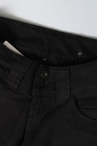 Дамски къс панталон Pepe Jeans, Размер XS, Цвят Черен, Цена 18,36 лв.
