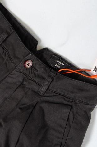 Дамски панталон Superdry, Размер XS, Цвят Сив, Цена 25,11 лв.