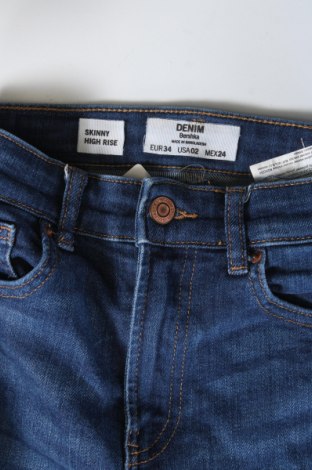 Damskie jeansy Bershka, Rozmiar XS, Kolor Niebieski, Cena 40,99 zł