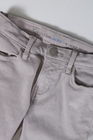 Παιδικά τζίν Calvin Klein Jeans, Μέγεθος 6-7y/ 122-128 εκ., Χρώμα Γκρί, Τιμή 14,99 €