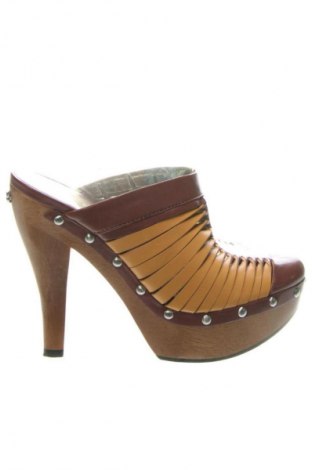 Чехли Guess, Размер 37, Цвят Кафяв, Цена 202,92 лв.