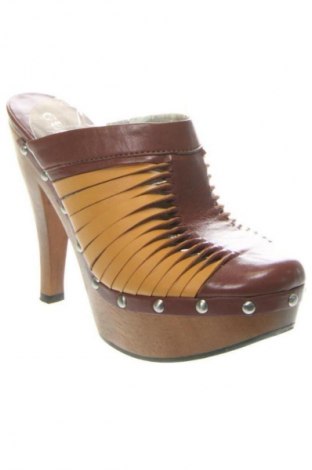 Чехли Guess, Размер 37, Цвят Кафяв, Цена 202,92 лв.