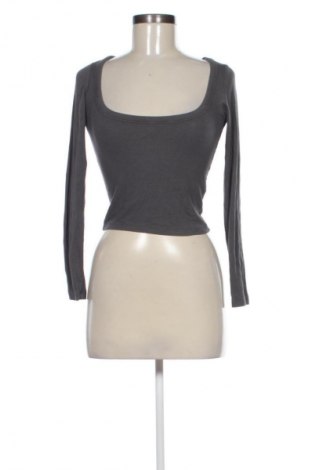 Damen Shirt Stradivarius, Größe L, Farbe Grau, Preis 10,00 €