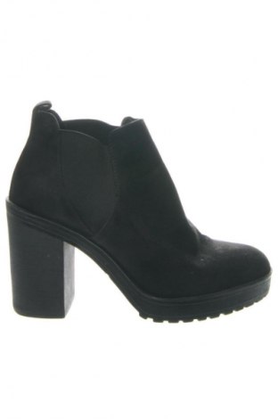 Дамски боти Bershka, Размер 39, Цвят Черен, Цена 61,49 лв.