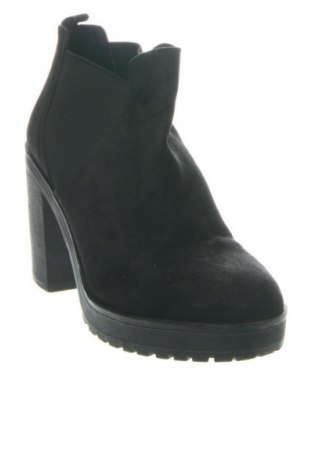 Дамски боти Bershka, Размер 39, Цвят Черен, Цена 61,49 лв.