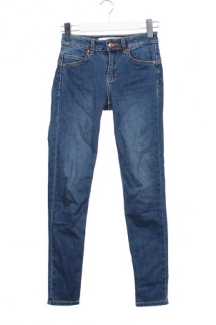 Дамски дънки Bershka, Размер XXS, Цвят Син, Цена 26,99 лв.