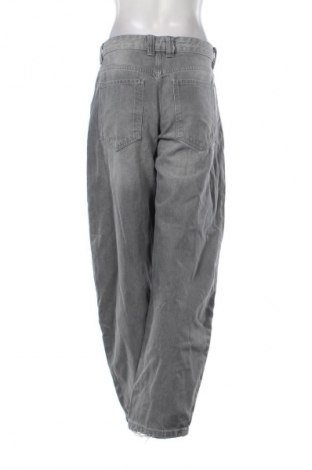 Blugi de femei Bershka, Mărime M, Culoare Gri, Preț 76,00 Lei