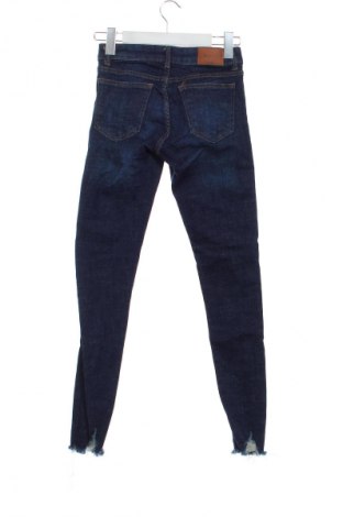 Damskie jeansy Bershka, Rozmiar XS, Kolor Niebieski, Cena 66,67 zł