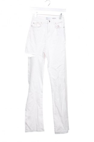 Női farmernadrág Bershka, Méret XS, Szín Fehér, Ár 5 800 Ft