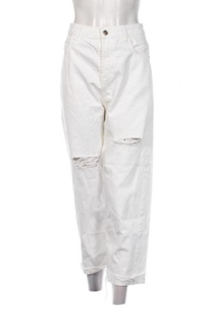 Дамски дънки Bershka, Размер L, Цвят Бял, Цена 25,99 лв.