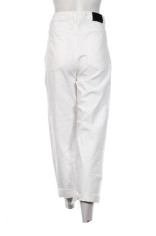 Дамски дънки Bershka, Размер L, Цвят Бял, Цена 25,99 лв.