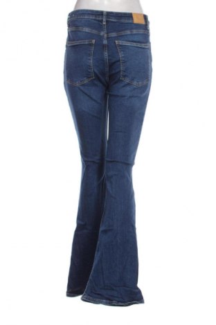 Blugi de femei Bershka, Mărime M, Culoare Albastru, Preț 77,17 Lei