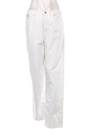 Дамски дънки Calvin Klein Jeans, Размер M, Цвят Бял, Цена 167,99 лв.