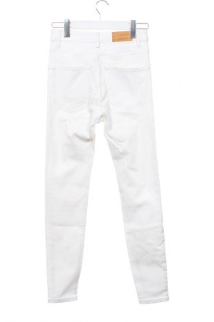 Damskie jeansy Stradivarius, Rozmiar XS, Kolor Biały, Cena 66,39 zł