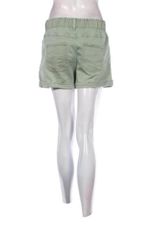 Damen Shorts Bershka, Größe M, Farbe Grün, Preis 9,72 €