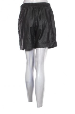 Дамски къс панталон ONLY, Размер M, Цвят Черен, Цена 19,55 лв.