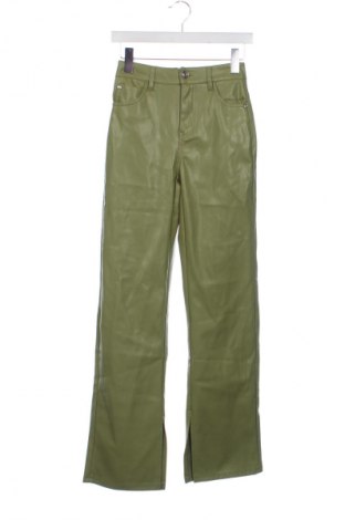 Γυναικείο παντελόνι Bershka, Μέγεθος XS, Χρώμα Πράσινο, Τιμή 14,91 €