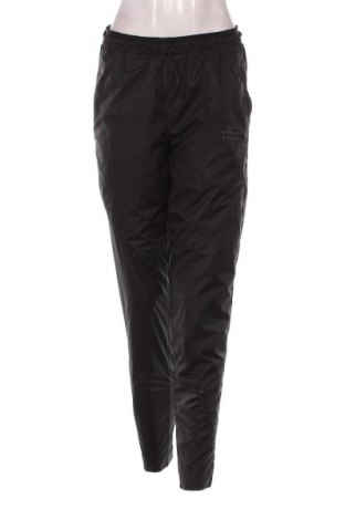 Дамско спортно долнище Nike, Размер S, Цвят Черен, Цена 41,00 лв.