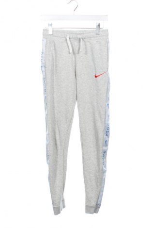 Dětské tepláky Nike, Velikost 15-18y/ 170-176 cm, Barva Vícebarevné, Cena  429,00 Kč