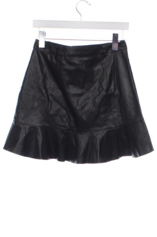 Кожена пола Stradivarius, Размер M, Цвят Черен, Цена 19,00 лв.