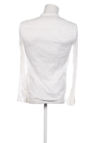 Мъжка риза Bershka, Размер M, Цвят Бял, Цена 28,88 лв.