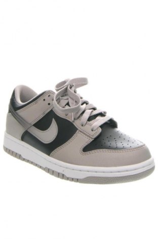 Férfi cipők
 Nike, Méret 40, Szín Sokszínű, Ár 51 919 Ft