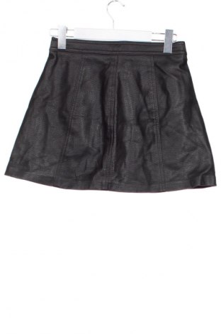 Пола Bershka, Размер XS, Цвят Черен, Цена 12,99 лв.